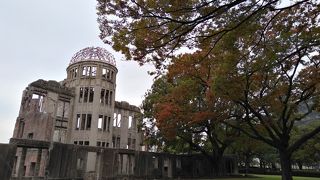 静寂の中の原爆ドーム