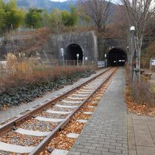 左は現役。右が廃線となったトンネル。