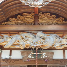 本堂の龍の彫刻