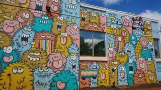 流行のウオールアートがたくさん