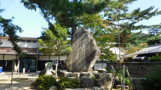 大木の横に大きな石碑