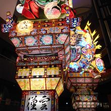 １階から見上げると、高さがある屋台。