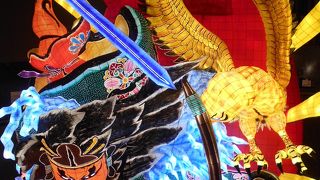 ど迫力の巨大ねぷたが３基も収容され、電飾で祭りの雰囲気を体感できる。