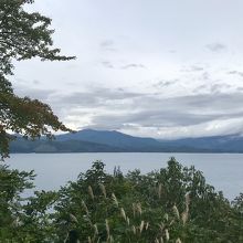 正面に秋田駒ケ岳