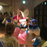 夜、阿波踊りを見学出来ます