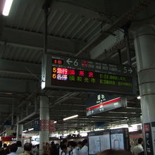 朝は特急、急行、各停とひっきりなしです