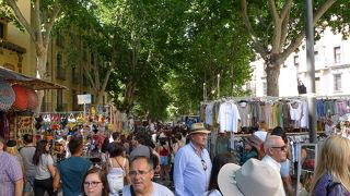 ラストロは日曜日の午前中だけだが、想像を超える人出に驚いた。