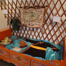 2階の常設展示室の入口にて