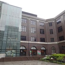 建物の2階・3階部分が展示室です