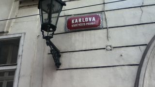 カレル橋東側の通り