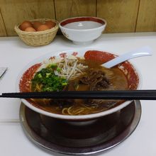 ラーメン。卓上の生卵に注目。