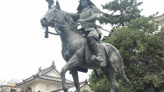 大垣城跡に建っています