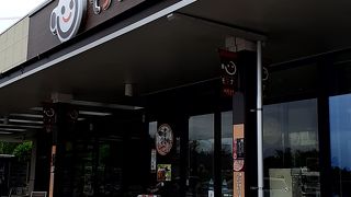 比較的小さなパーキングエリア。店員のオバサンの対応最悪。