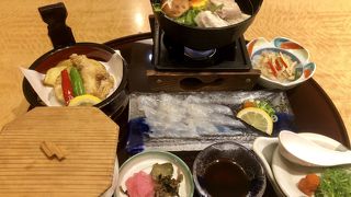 赤い看板とふぐの巨大風船が目印