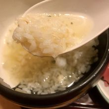 スープをご飯に掛けて
