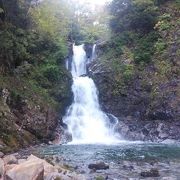 水量豊富な白布温泉の滝