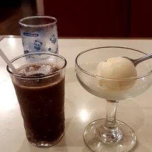 食後はドリンクとアイスクリームがついてます