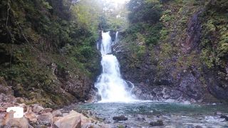 水量豊富な白布温泉の滝