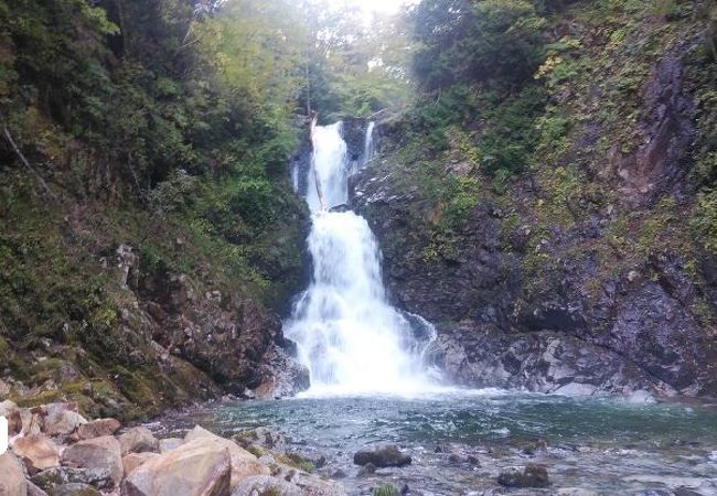 水量豊富な白布温泉の滝