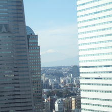 ビルの間に富士山が見えました