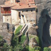１３世紀後半の創建で、岩の形に合わせて建てられた特異な外観が特徴の修道院です。