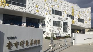 明るくオープンな美術館