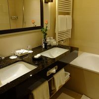 ピカピカの浴室。ジュニア・スイートには洗面ボールが二つ。