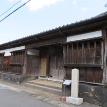 格子の出窓がいいですね