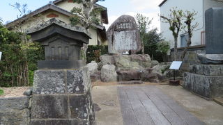 立派な石が建っています