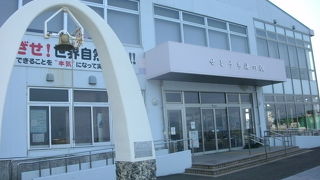 大きなクロマグロのオブジェがあります