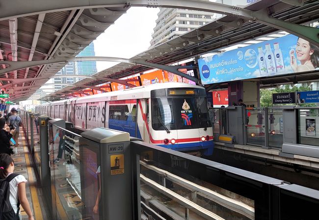 オフィス街にある駅。