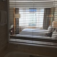 バスルームから部屋と窓外みえます