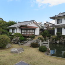 美しい庭と建物です