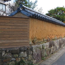 赤っぽい土塀です