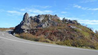 坂上田村麻呂の伝説が由来となって名付けられた源太岩があるヘアピンカーブの展望台