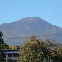 西側には端正な姿の岩手山が聳えている。