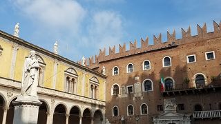 ダンテの像がある広場