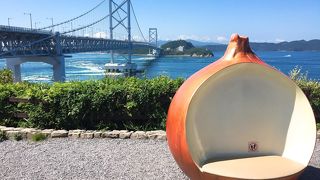 大きな玉ねぎオブジェと大鳴門橋のコラボ写真が撮れる By Juniper Breeze 道の駅 うずしおのクチコミ フォートラベル