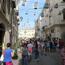 旧市街には観光客が一杯