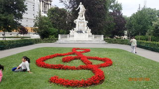 ここのモーツァルト像は特別扱いと言っても良いでしょう