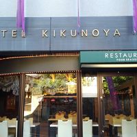 入り口の前の道はあまり広くはありません。