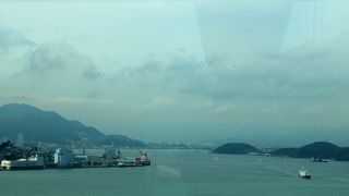 関門橋から関門海峡を眺めました