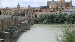 重厚な橋桁を持つ橋から見るメスキータの姿が素敵