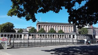 クルーズ船で行き交う