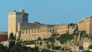 カリアリ旧市街崖上にあるサン パンクラツィオの塔