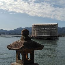 白のシートで覆われた鳥居