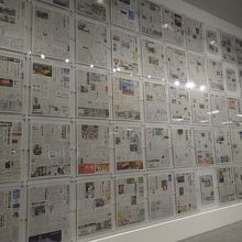 壁全体に全国の新聞が