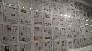 マスメディアらしく誰もが親しめる展示 （日本新聞博物館）
