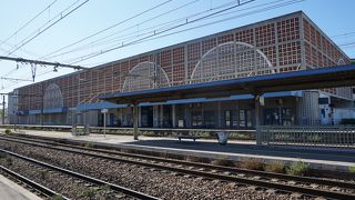 アヴニョン、アルル方向からのコート・ブルー線に乗る場合はミラマで乗り換え