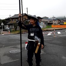 足軽みたいな恰好の職員にいろいろ事情を聴く